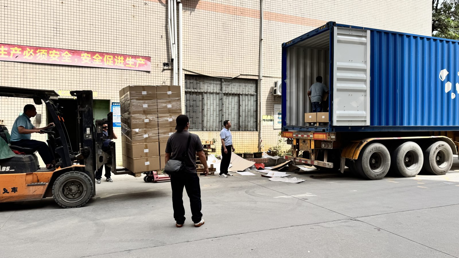 TH Sourcing container loading supervision at a factory in Guangdong, China — ensuring safe and accurate container stuffing for export shipment